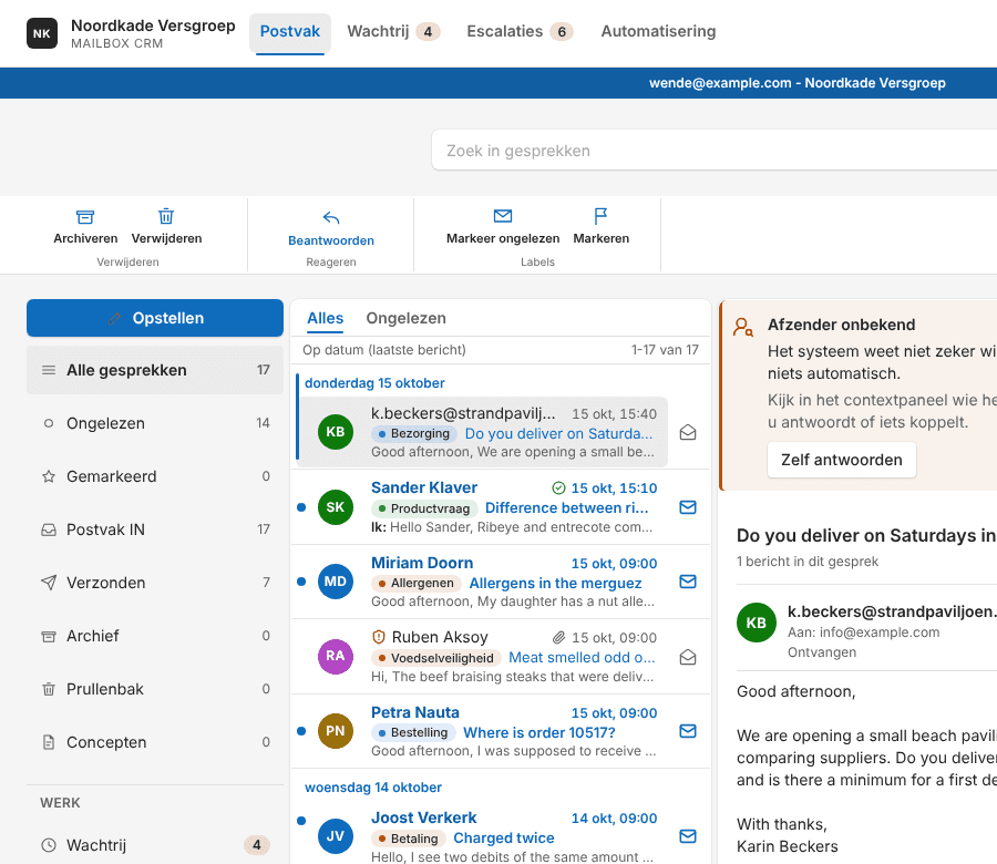 Schermafdruk van de demo in de indeling met leesvenster: links de mappen, in het midden de klantmails met elk een onderwerplabel, rechts de geopende mail met een voorgesteld antwoord.